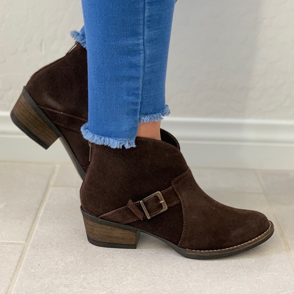 Distressed Buckle Boyfriend Chic Ankle Bootie - Picture 3 of 6